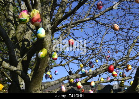 Eingerichtet Eier an Bäumen in der Princes Risborough, Buckinghamshire, Großbritannien. Durch lokale Kinder geschaffen, das Osterwochenende 2019 zu feiern. Stockfoto