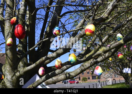 Eingerichtet Eier an Bäumen in der Princes Risborough, Buckinghamshire, Großbritannien. Durch lokale Kinder geschaffen, das Osterwochenende 2019 zu feiern. Stockfoto