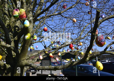 Eingerichtet Eier an Bäumen in der Princes Risborough, Buckinghamshire, Großbritannien. Durch lokale Kinder geschaffen, das Osterwochenende 2019 zu feiern. Stockfoto