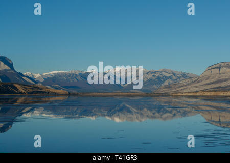 Bedson Ridge Mountain Range und der Athabasca River im Jasper Nationalpark Stockfoto