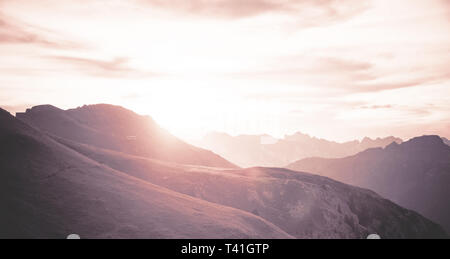 2-in-1-Berge Landschaft Hintergrund der Dolomiten, Italien Stockfoto