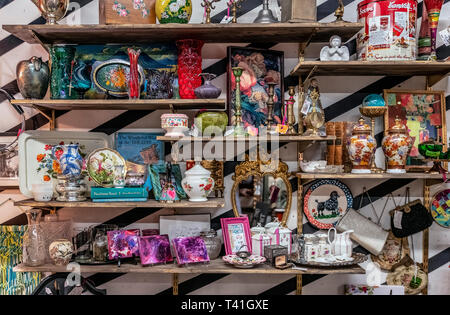 Antike Sammlerstücke auf Anzeige in einem Antiquitätenladen. Stockfoto