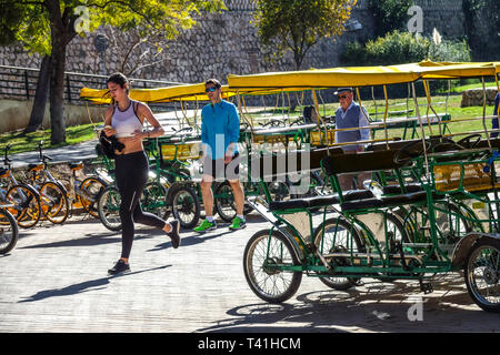 Valencia Turia Park Gardens, Vierrad Spanien Fahrräder, Qudracycle Fahrräder in Valencia Frau laufen Stockfoto