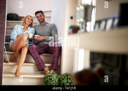 Gemeinsam in der Morgen Kaffee trinken Stockfoto