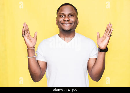 Schöne afrikanische amerikanische Mann, etwas Großes Geste der Hände Stockfoto