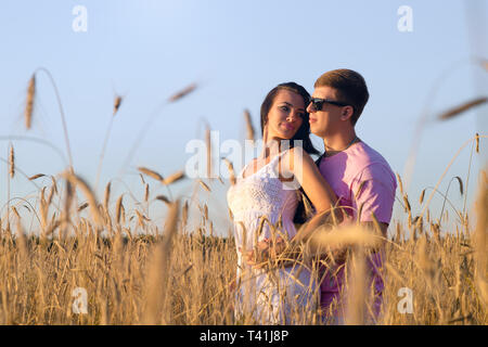 Wunderschöne junge Paar Mann und Frau im Feld Weizen im Sommer Stockfoto
