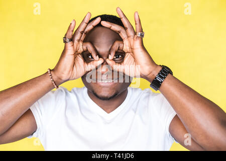 Portrait einer jungen gutaussehenden Mann Spaß auf gelbem Hintergrund Stockfoto