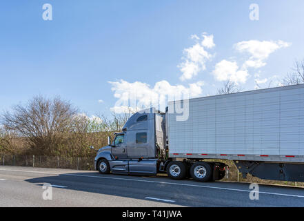 Grau Long Haul professionelle Fracht Big Rig Semi Truck Transport leicht verderblicher Lebensmittel im Kühlschrank gekühlt Auflieger, die aus Dienst auf t Stockfoto