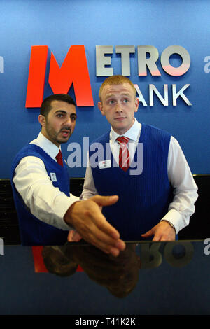 Erste Niederlassung der Metro Bank eröffnet in Holborn. Kunden, die Eröffnung eines Kontos. London. Vom 29. Juli 2010. Stockfoto