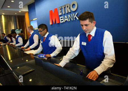 Erste Niederlassung der Metro Bank eröffnet in Holborn. Kunden, die Eröffnung eines Kontos. London. Vom 29. Juli 2010. Stockfoto