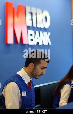 Erste Niederlassung der Metro Bank eröffnet in Holborn. Kunden, die Eröffnung eines Kontos. London. Vom 29. Juli 2010. Stockfoto