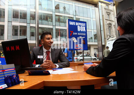 Erste Niederlassung der Metro Bank eröffnet in Holborn. Kunden, die Eröffnung eines Kontos. London. Vom 29. Juli 2010. Stockfoto