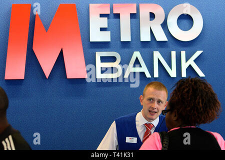 Erste Niederlassung der Metro Bank eröffnet in Holborn. Kunden, die Eröffnung eines Kontos. London. Vom 29. Juli 2010. Stockfoto