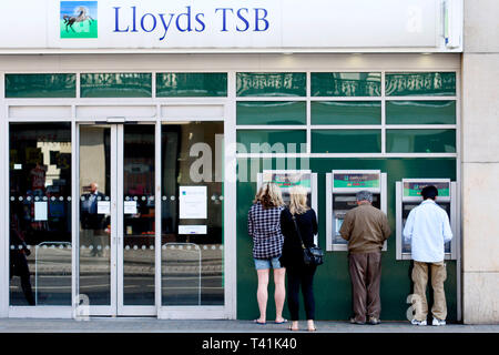 Die Verwendung eines Geldautomaten in einer Filiale von Lloyds TSB. London. 01.05.2011. Stockfoto