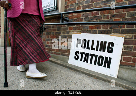 Ein Wahllokal für die Stimmabgabe bei den Kommunalwahlen sowie eine UK wide Referendum über die alternative Voting System. London. 06.05.2011. Stockfoto