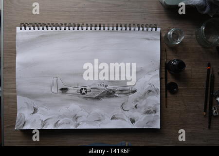 Skizzenbuch zeichnen in Phasen der P51 Mustang. Bleistift, Feder und Tinte und Tusche waschen. Stockfoto