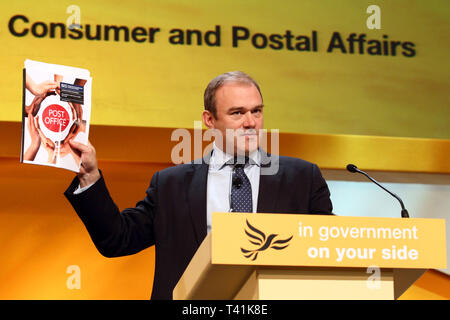 Edward Davey, Abgeordneter, hält ein Post Office Dokument, während er auf der Konferenz der Liberal Democrats spricht. Birmingham. 19. September 2011. Stockfoto