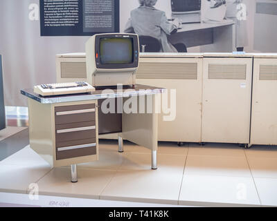 TERRASSA, SPANIEN - 19. MÄRZ 2019: Monitor und Tastatur von 1979 IBM 4341-System im Nationalen Museum für Wissenschaft und Technologie von Katalonien Stockfoto