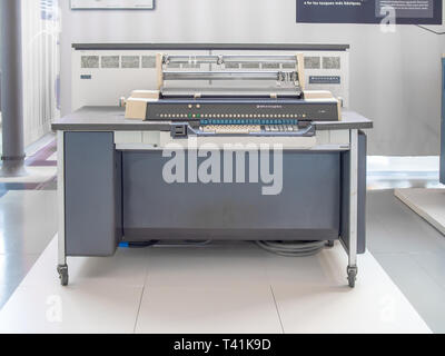 TERRASSA, SPANIEN - 19. MÄRZ 2019: 1971 Burroughs L500 sichtbare Datensatz Modell Accounting machine im Nationalen Museum für Wissenschaft und Technologie der Catalo Stockfoto