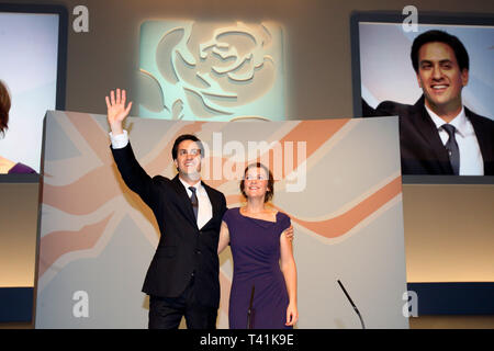 Ed Miliband MP und Frau Justine auf der Bühne nach seiner Führer Rede auf der Konferenz der Labour Party. Liverpool. 27. September 2011. Stockfoto