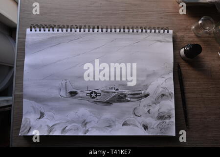 Skizzenbuch zeichnen in Phasen der P51 Mustang. Bleistift, Feder und Tinte und Tusche waschen. Stockfoto