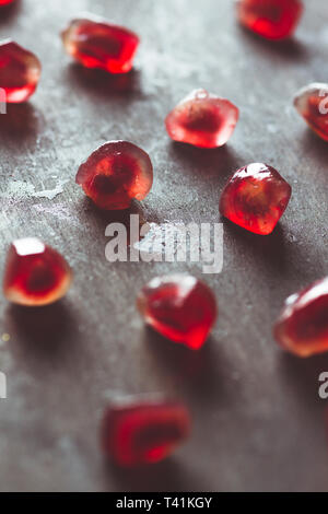 Winter Obst Stillleben mit dunklen Hintergründen für die Werbung Stockfoto