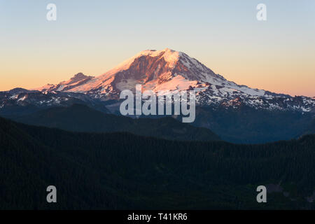 Mount Rainier bei Sonnenaufgang Stockfoto