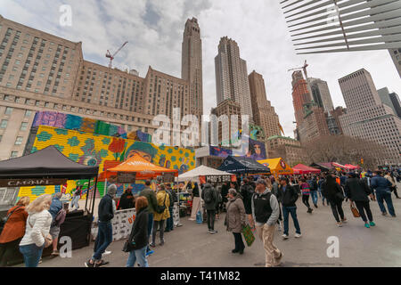 Touristen und Arbeitnehmer in Downtown Manhattan Herde auf die neueste Version des beliebten Smorgasburg, außerhalb der Oculus, am Tag der Eröffnung Freitag, 12. August 2019. Der Marktplatz bietet vorbereitet und handwerkliche Lebensmittel, die durch kleine Unternehmer. Nach einem Probelauf im vergangenen Jahr ist die beliebte Food Court wird jeden Freitag die hungernden Massen in Lower Manhattan zu füttern mindestens bis Oktober. (Â© Richard B. Levine) Stockfoto