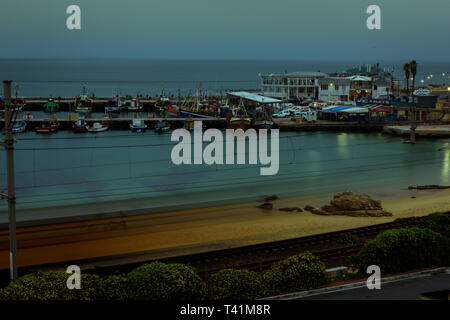 Fischerboote im Hafen von Kalk Bay an der False Bay Küste in der südafrikanischen Provinz Western Cape günstig Stockfoto