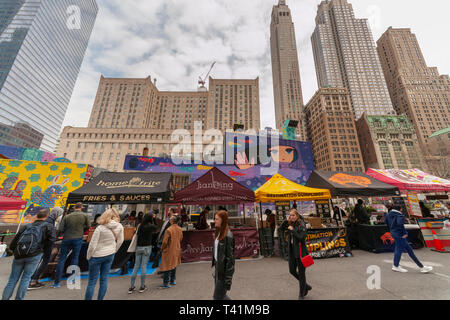 Touristen und Arbeitnehmer in Downtown Manhattan Herde auf die neueste Version des beliebten Smorgasburg, außerhalb der Oculus, am Tag der Eröffnung Freitag, 12. August 2019. Der Marktplatz bietet vorbereitet und handwerkliche Lebensmittel, die durch kleine Unternehmer. Nach einem Probelauf im vergangenen Jahr ist die beliebte Food Court wird jeden Freitag die hungernden Massen in Lower Manhattan zu füttern mindestens bis Oktober. (Â© Richard B. Levine) Stockfoto