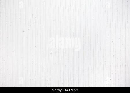 Detailansicht der Wand mit einem dekorativen weißen Putz vertikale Linien und Streifen. Strukturierte Betonwand mit als Textur oder Hintergrund. Reparatur, Design Stockfoto