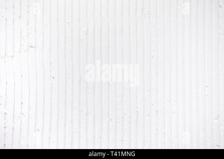 Detailansicht der Wand mit einem dekorativen weißen Putz vertikale Linien und Streifen. Strukturierte Betonwand mit als Textur oder Hintergrund. Reparatur, Design Stockfoto