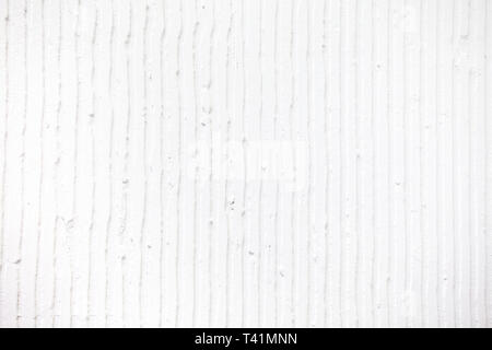 Detailansicht der Wand mit einem dekorativen weißen Putz vertikale Linien und Streifen. Strukturierte Betonwand mit als Textur oder Hintergrund. Reparatur, Design Stockfoto