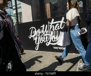 Ein Zeichen gibt die Position eines eine WeWork co-Arbeitsraum Lage in Little Italy in New York am Samstag, den 6. April 2019. (© Richard B. Levine) Stockfoto