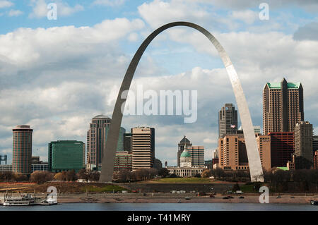 St Louis Skyline mit Bogen Stockfoto
