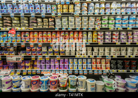 Container für verschiedene Marken von Joghurt im Supermarkt Kühler in New York am Dienstag, 9. April 2019. (Â© Richard B. Levine) Stockfoto