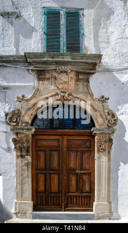 Ostuni, Apulien, Italien, 22. März 2019: Fassade des alten Gebäudes mit herrlichem Tür in der Altstadt von Ostuni, La Citta Bianca Stockfoto