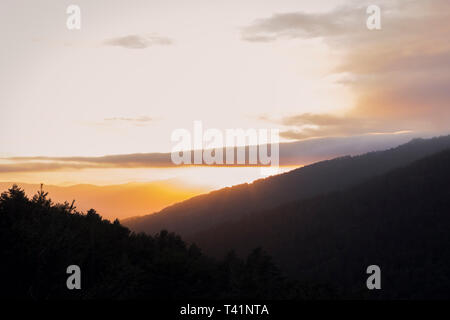 Schönen Sonnenuntergang zwischen Bergen und Wäldern Stockfoto