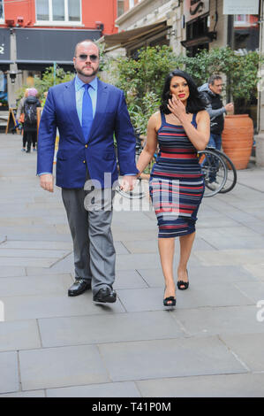 Janine Nerissa (Schauspielerin) und Jonathan Sothcott (Filmproduzent) gesehen werden am Gordon Ramsay's Heddon Street Kitchen in London anreisen. Stockfoto