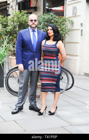 Janine Nerissa (Schauspielerin) und Jonathan Sothcott (Filmproduzent) gesehen werden am Gordon Ramsay's Heddon Street Kitchen in London anreisen. Stockfoto