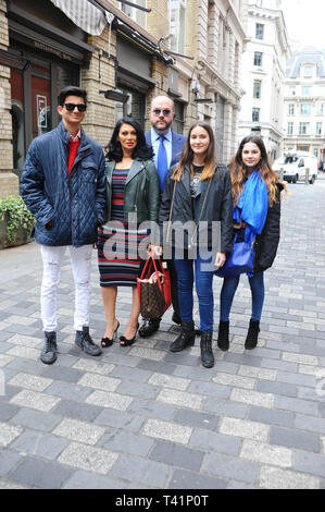 Janine Nerissa (Schauspielerin), Jonathan Sothcott (Filmproduzent) mit den Kindern Dylan, Hannah und Gnade, in dem Gordon Ramsay's Heddon Street Kitchen in London gesehen werden. Stockfoto