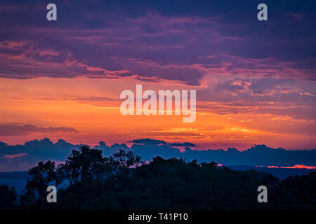 Panorama Schöne natürliche Sonnenuntergang in Afrika. Landschaft Landschaft unter malerischen bunten Himmel bei Sonnenuntergang. Dramatischer Himmel und dunklen Boden. Akazien Stockfoto