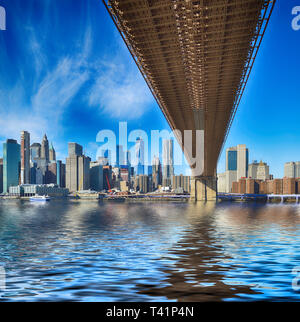 HDR Blick auf die Brooklyn Bridge am sonnigen Tag. Stockfoto