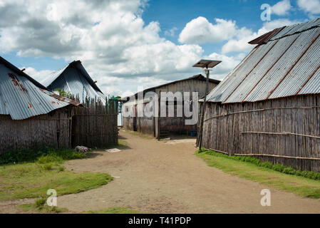 Blick auf die Straße von traditionellen Gehäuse (Cabanas) mit Blechdach und Solarmodul in Kuna Yala oder Guna indigenen Dorf. San Blas Inseln, Panama. Okt 2018 Stockfoto