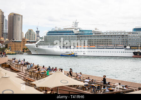 Sydney Circular Quay, Kreuzfahrtschiff Celebrity Solstice festgemacht am Kai mit Menschen entspannend in der Oper terrasse bar, Sydney, Australien Stockfoto