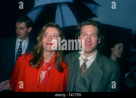 Hollywood, Kalifornien, USA, 19. März 1994 Schauspielerin Emma Thompson und Regisseur und Schauspieler Kenneth Branagh nehmen an der 9. jährlichen IFP/West Independent Spirit Awards am 19. März 1994 im Hollywood Palladium in Hollywood, Kalifornien, USA. Foto von Barry König;/Alamy Stock Foto Stockfoto