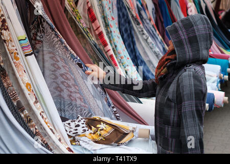 Bunte Rollen von Stoffen und Textilien auf dem Markt. Verkauf von Textilien am türkischen Markt in Berlin Stockfoto