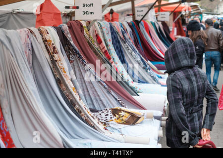 Bunte Rollen von Stoffen und Textilien auf dem Markt. Verkauf von Textilien am türkischen Markt in Berlin Stockfoto