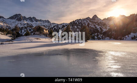 Tierheim Josep Maria Blanc bei Sonnenuntergang, in Aigües Tortes National Parc, Espot Stockfoto