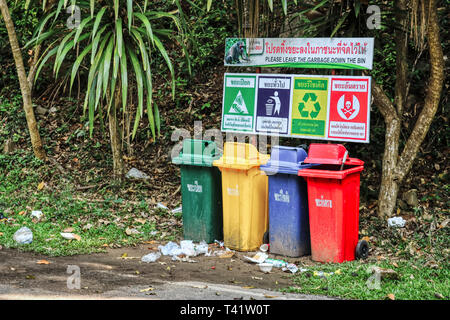 Dieses einzigartige Foto zeigt Mülltrennung in Thailand. Sie auf Mülltonnen, aber die Leute werfen sie die Abfälle aus Kunststoffen sowieso in der Natur Stockfoto